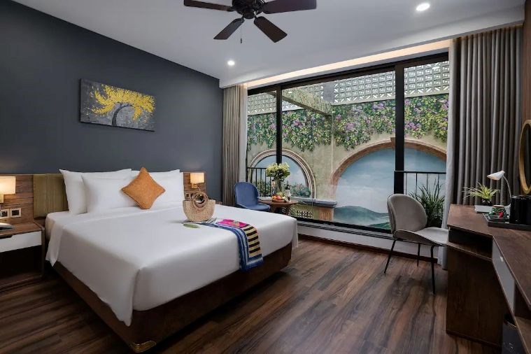 Deluxe King/Twin Pool View